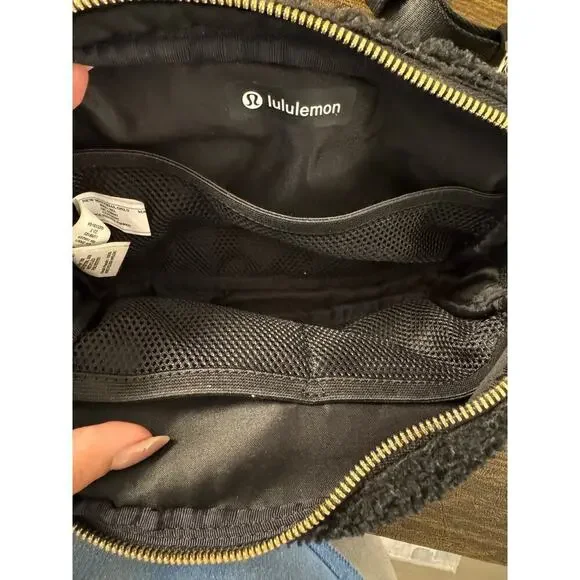 Lululemon Everywhere Black Sherpa Fleece Travel Belt Bag - Picture 5 of 8